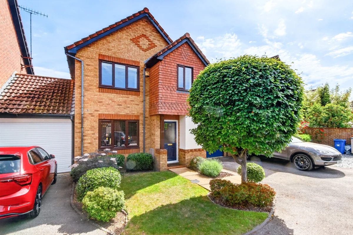 Worcestershire Lea, Warfield, RG42