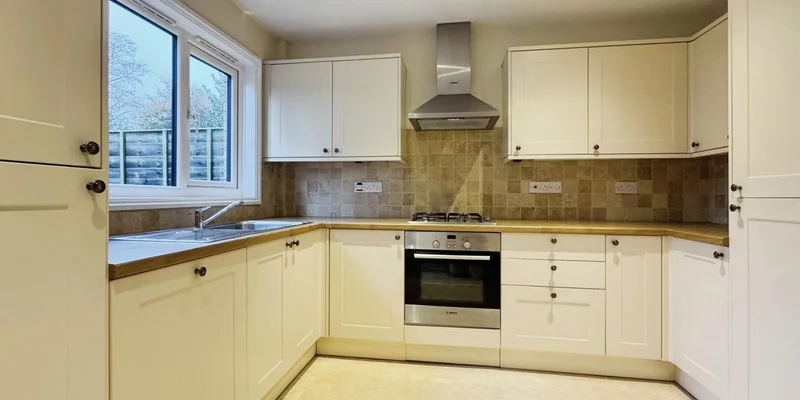 Bishops Drive, Wokingham, RG40 - Image 2