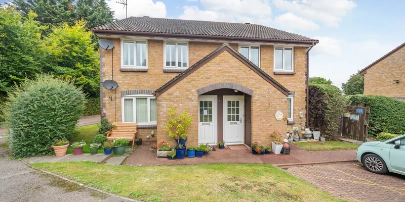 Acorn Drive, Wokingham - Image 2