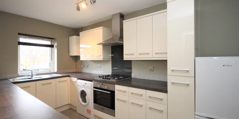 Station Road, Wokingham, RG40 - Image 2