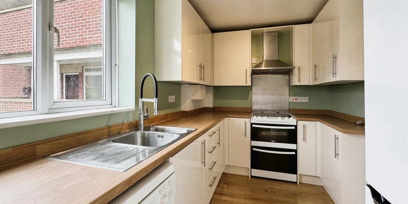 Crescent Road, Wokingham, RG40 - Image 2