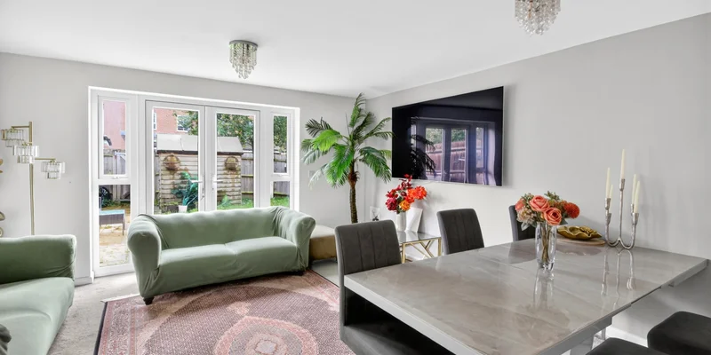 Windsor Crescent, Wokingham - Image 2