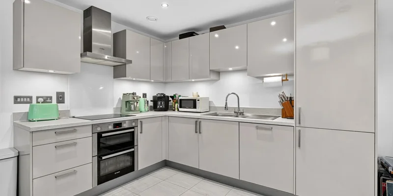 Saxons Court, Wokingham - Image 3