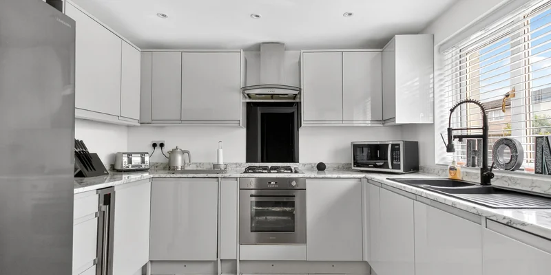 Ashbourne, Bracknell, RG12 - Image 2