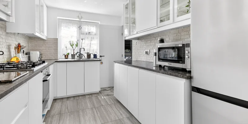 Bucklebury, Berkshire, RG1 - Image 2